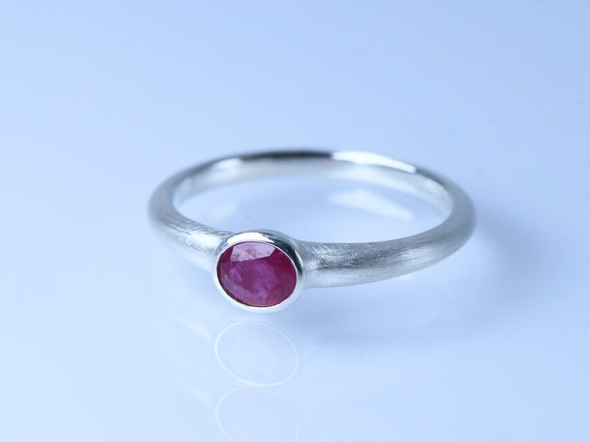 艶やかな紅のルビーのリング