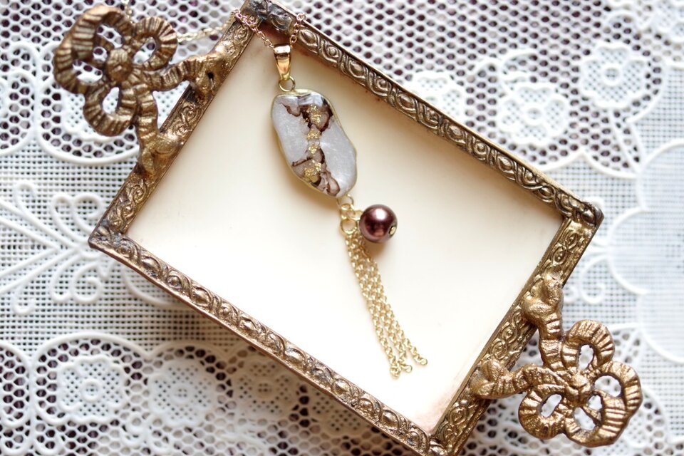 レジンアート　スライスアゲートとガラスパールとフリンジのペンダント〈嘘吐きの本音〉