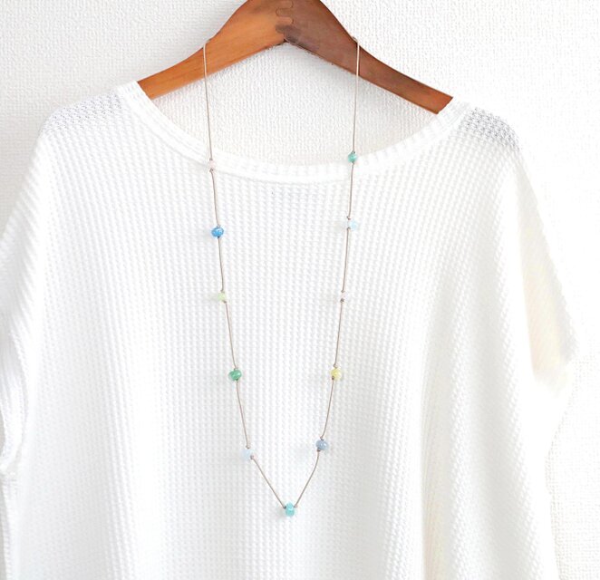 小さなガラスの雫とコットンコードのロングネックレス 「秋空」