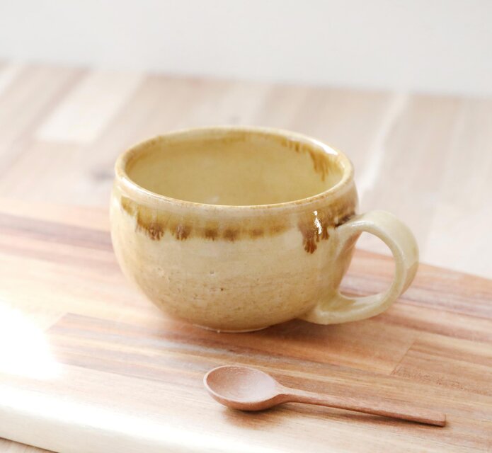淡黄色と流れる飴色のほっこりマグカップ