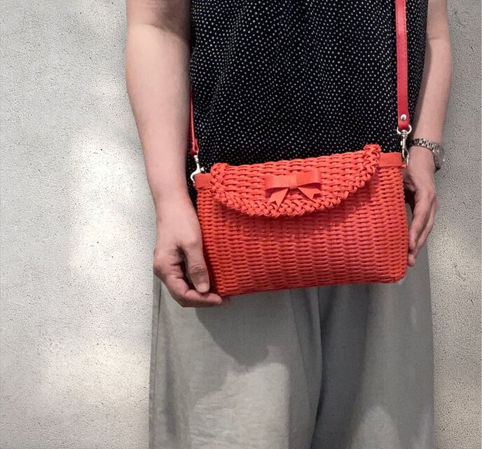 リボンをあしらったカーディナルレッドの2WAYショルダーバッグ