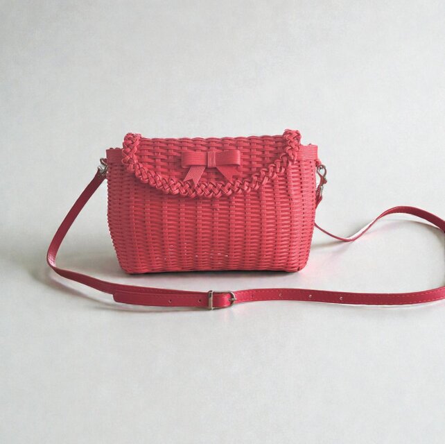 リボンをあしらったカーディナルレッドの2WAYショルダーバッグ クラッチバッグ　クラフトバンド　赤　クリスマス　お出かけ　忘年会