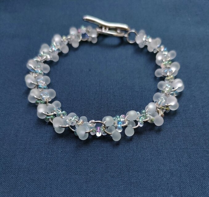 月白とオーロラを重ねたチェコビーズのブレスレット
