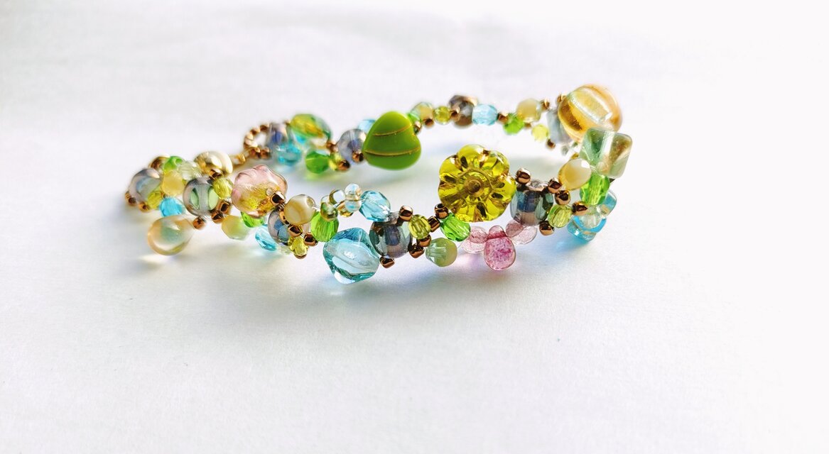 緑のブーケのようなチェコビーズブレスレット | iichi 日々の暮らしを