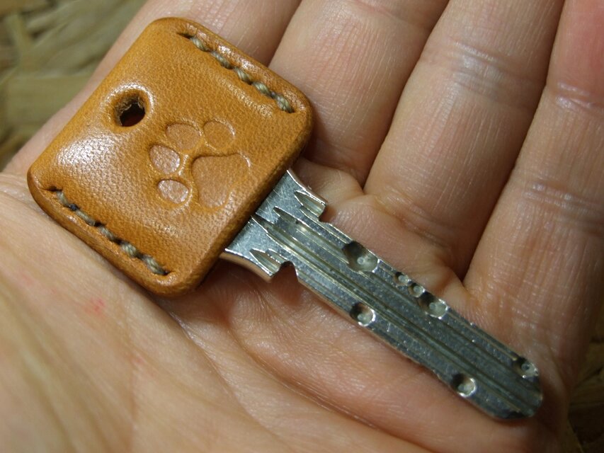 大きい肉球(犬)刻印のキーカバー サドルキャメル×ベージュ