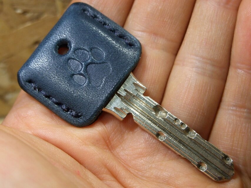 大きい肉球(犬)刻印のキーカバー サドルネイビー