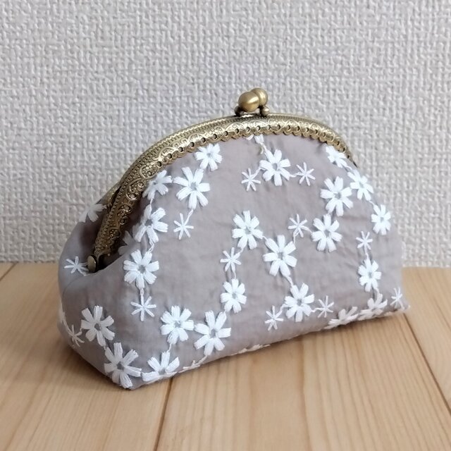花柄刺繍 がま口ポーチ 12.5cm口金 グレージュ 382 | iichi 日々