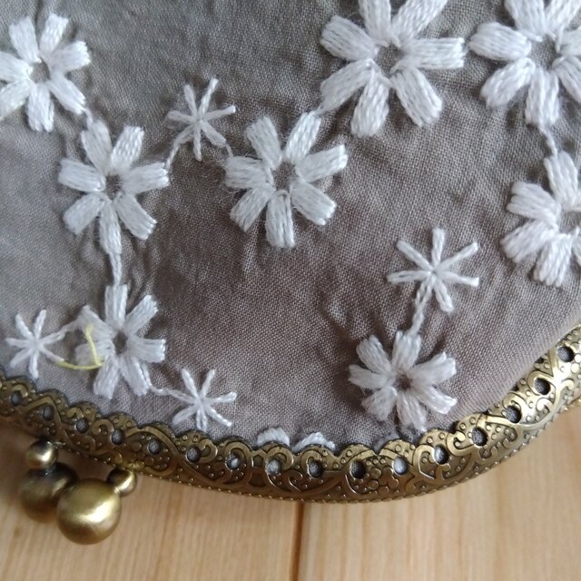 花柄刺繍 がま口ポーチ 12.5cm口金 グレージュ 382 | iichi 日々
