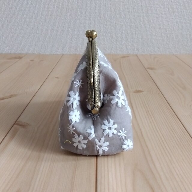 花柄刺繍 がま口ポーチ 12.5cm口金 グレージュ 382 | iichi 日々