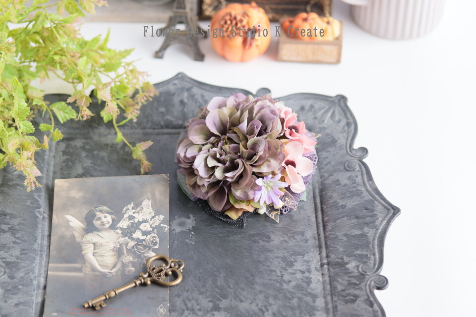 グレイッシュラベンダーのダリアのコサージュ　結婚式　卒業式　入学式　グレー　セレモニー　フォーマル　ダリア　コスモス　パープル