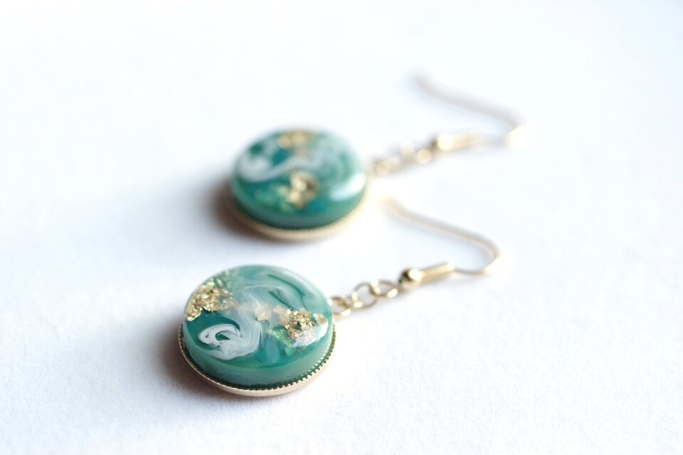 レジンアート　ラウンドピアス〈常盤色の誓い〉