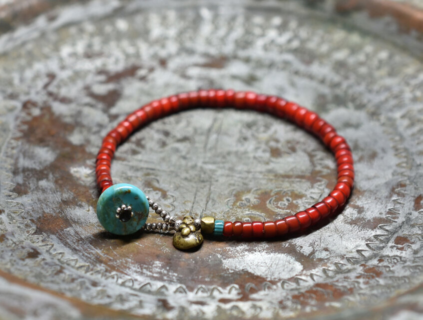 アンティーク飴色mixホワイトハーツと一粒ターコイズブルーシェブロンのブレス（ターコイズ留め金）のコピー