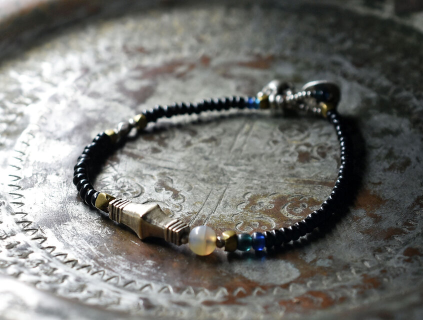 トゥアレグシルバーと古代瑪瑙、oldチンシルバー＆oldオリッサブラス、漆黒＆インディゴブルー＆ブルービーズのブレス