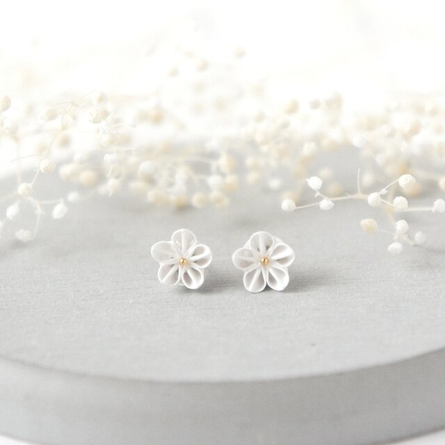 ひとはなピアス 「 白桜 」 卒業式 入学式 結婚式 黒留袖 留袖 着物 フォーマル 白色 つまみ細工 小さい