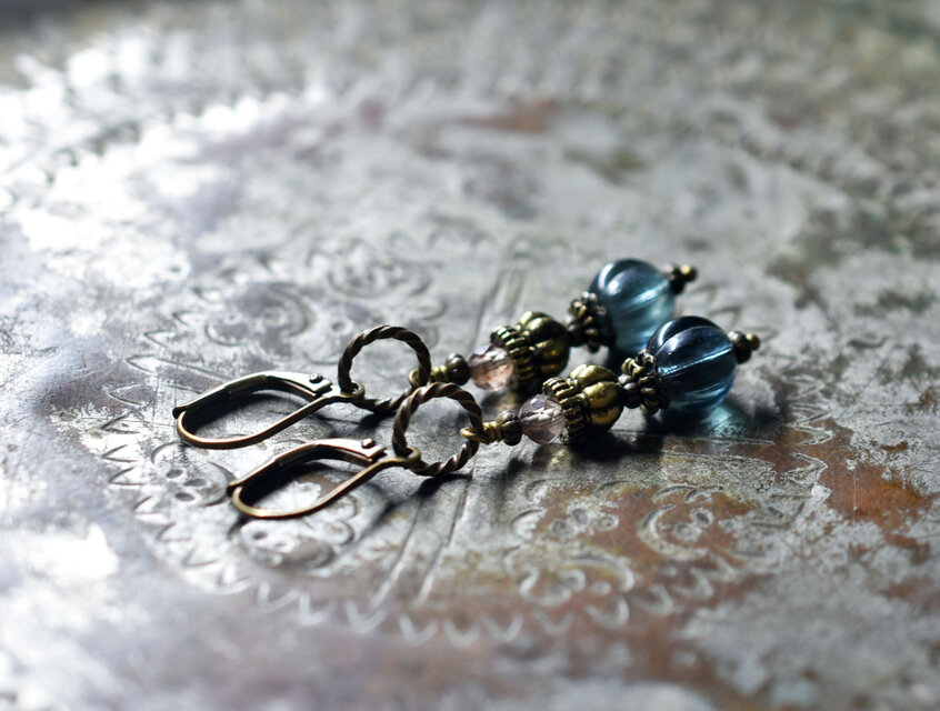 ブルーグレー蜜柑玉チェコビーズと手毬ブラス、アンデシンのピアス