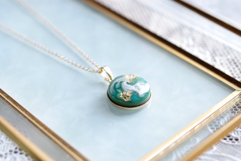 レジンアート　ラウンドペンダント〈常盤色の誓い〉