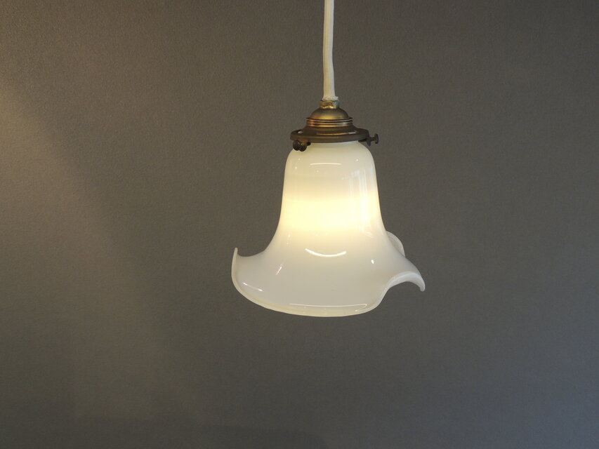 白い硝子のペンダントライト