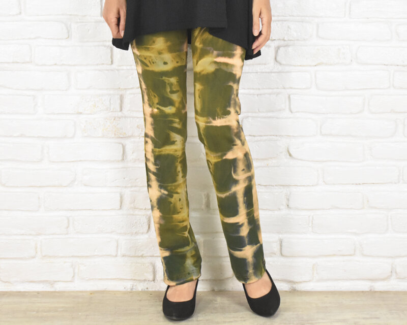 驚きの穿き心地！とってもユニークな手染めのストレートストレッチロングパンツ　バンブーグリーン　大きいサイズあり