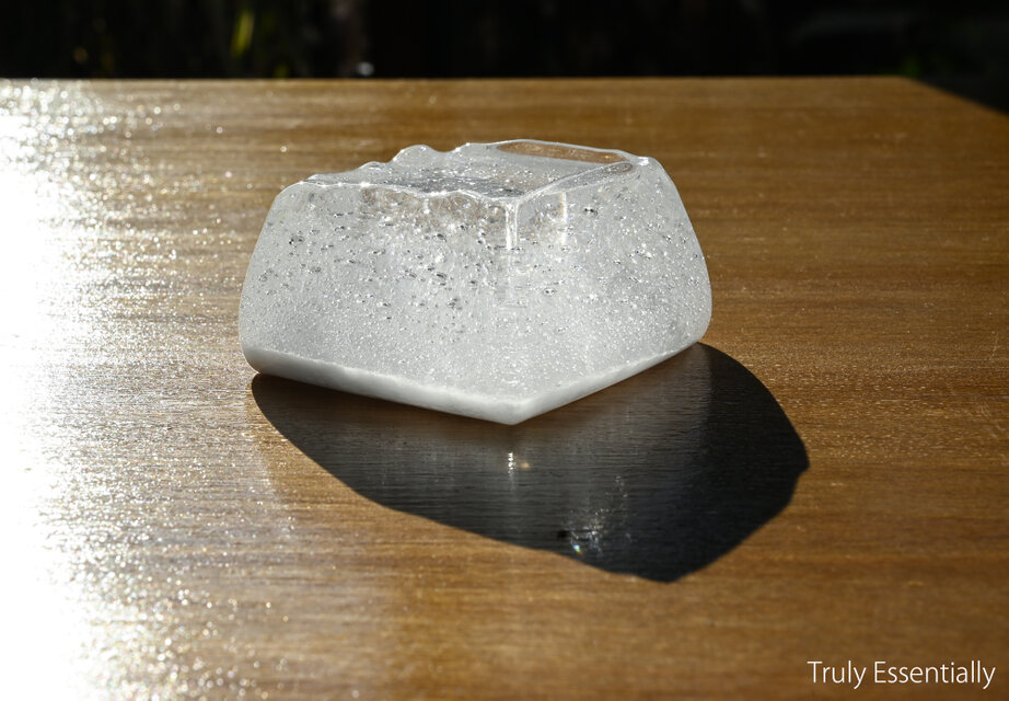 「 白のかおり 」シリーズ、純白透明ガラスのインテリア オブジェ ● 幅奥行き約7cm