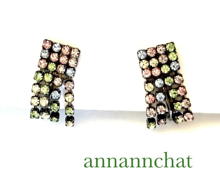 【オーストリア製　スワロフスキ―　ビンテージ　マルチカラー　揺れる　3連　イヤリング】