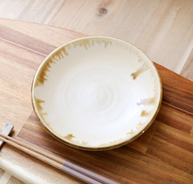 マット釉と流れる飴色の中皿