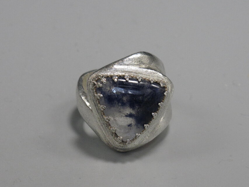 濃いブルーの部分は？