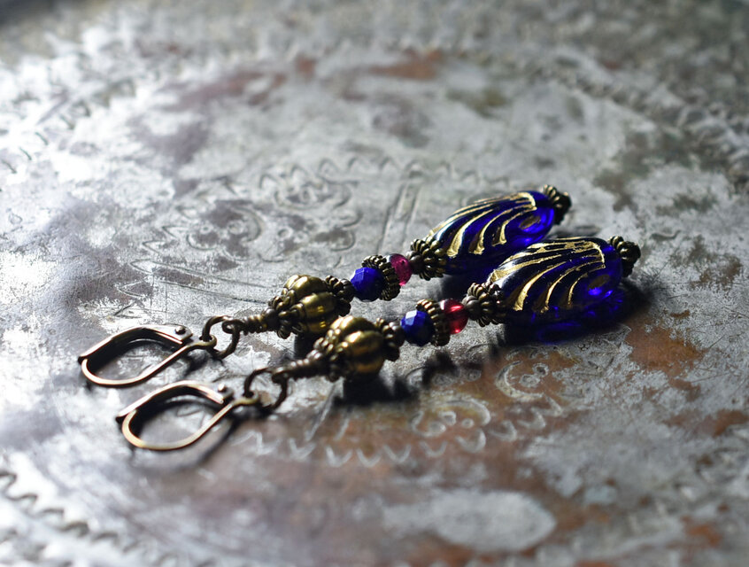 金色装飾瑠璃色チェコビーズと手毬ブラス、ガーネット＆ラピスのピアス