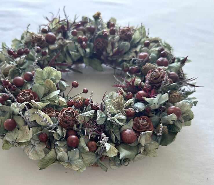秋紫陽花と赤い実のリース | iichi 日々の暮らしを心地よくする