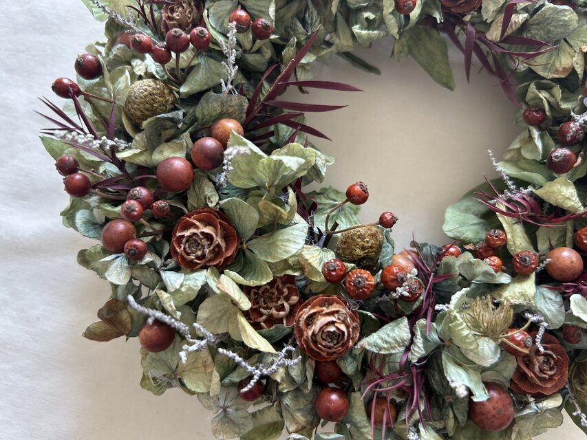秋紫陽花と赤い実のリース | iichi 日々の暮らしを心地よくする
