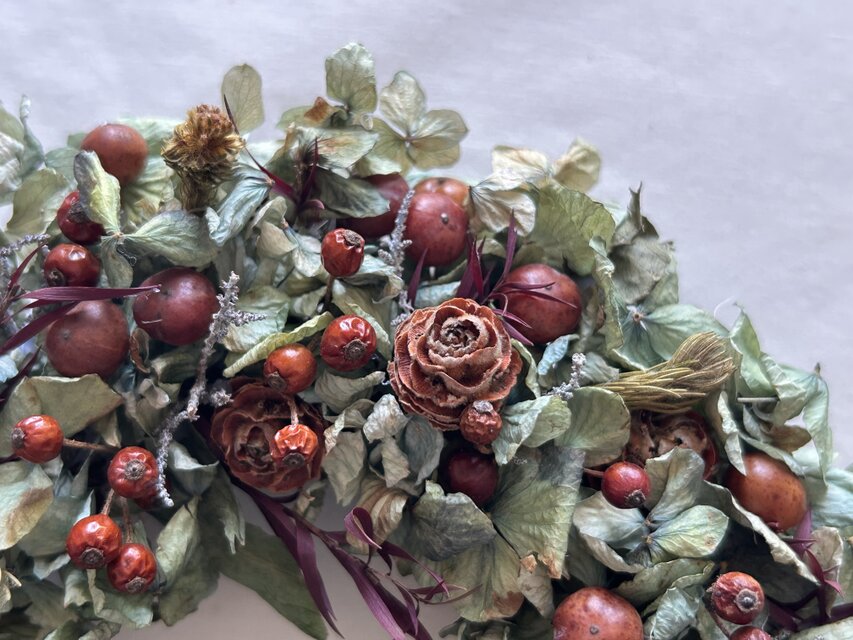 秋紫陽花と赤い実のリース | iichi 日々の暮らしを心地よくする