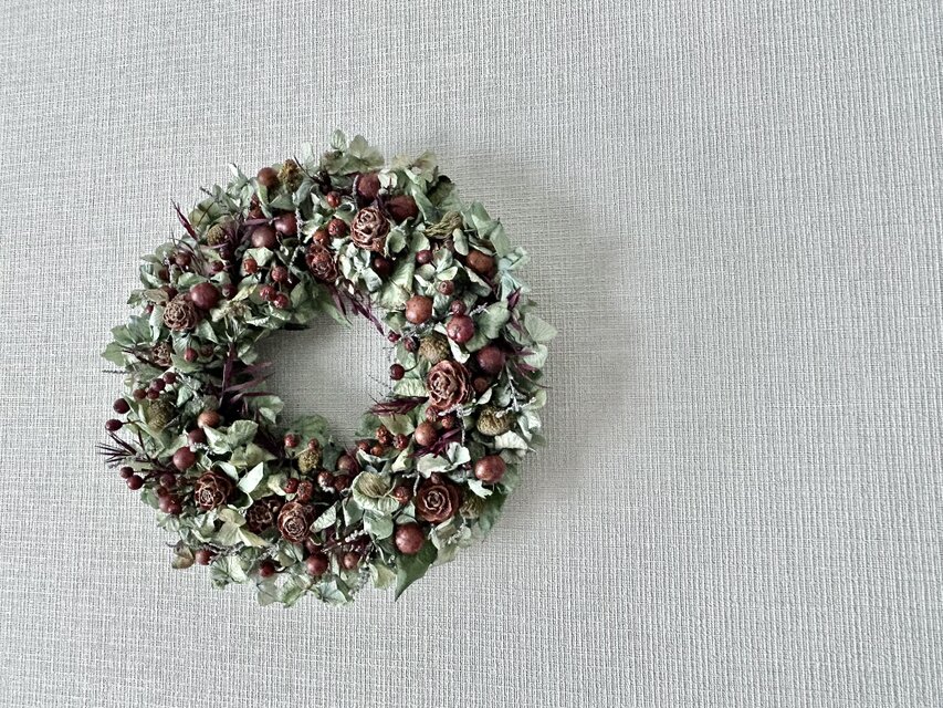 秋紫陽花と赤い実のリース | iichi 日々の暮らしを心地よくする