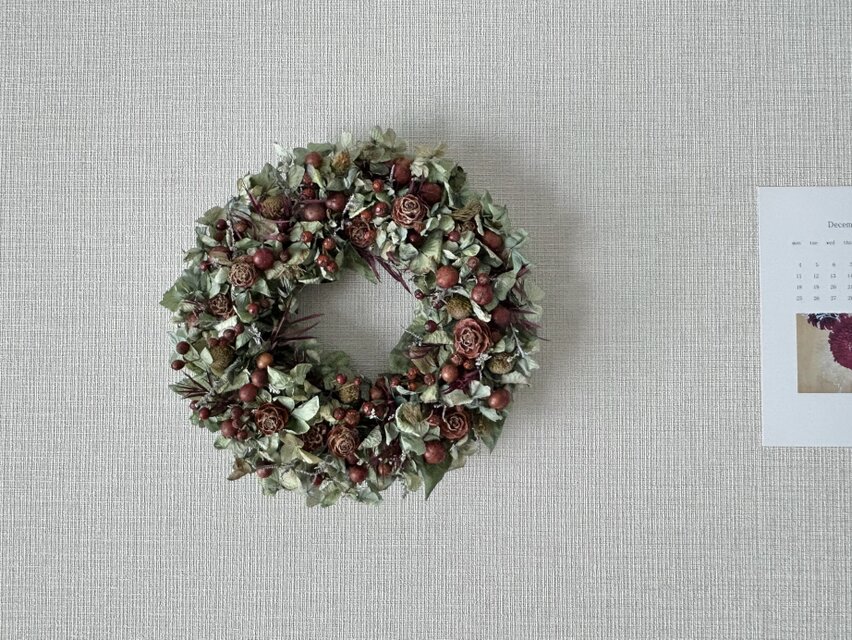 秋紫陽花と赤い実のリース | iichi 日々の暮らしを心地よくする