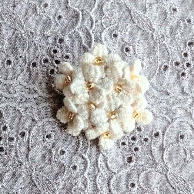 花束みたいな刺繍ブローチ コサージュ ハチミツ | iichi 日々の