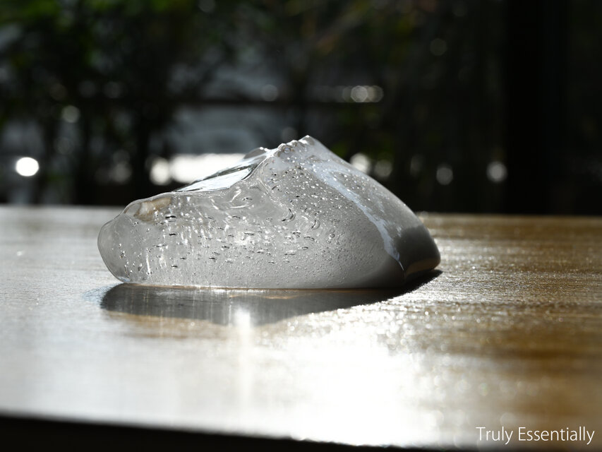 「 白のかおり 」シリーズ、純白透明ガラスのインテリア オブジェ ● 幅奥行き約8cm