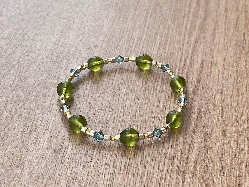 ビーズブレスレット No. 131 オリーブグリーン ブルー emヴィンテージビーズ