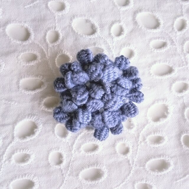 花束みたいな刺繍ブローチ　コサージュ　くすみ青紫