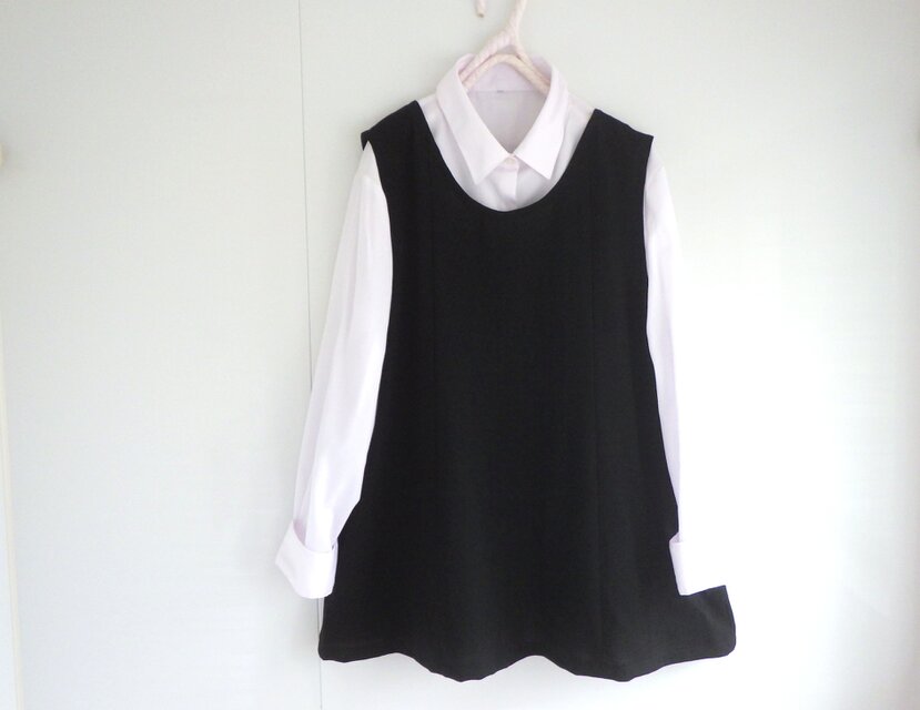 フレアーシルエットのベスト　ブラック