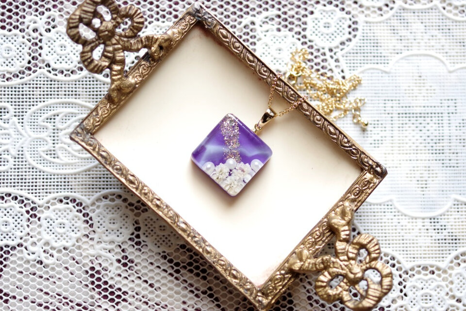 レジンアート　スクエアペンダント〈哀しみの数〉