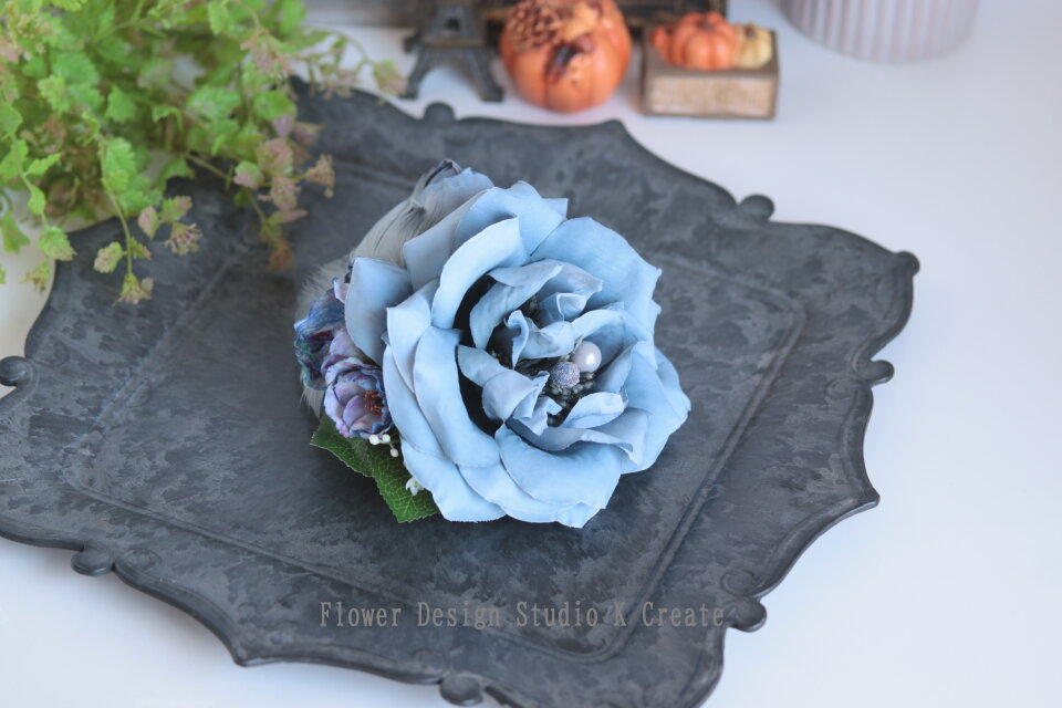 ブルーグレーの大輪の薔薇のヘアクリップ ブルー 青 くすみブルー