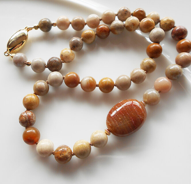 大人の佇まい　グレージュカラーのフォッシルコーラルショートネックレス