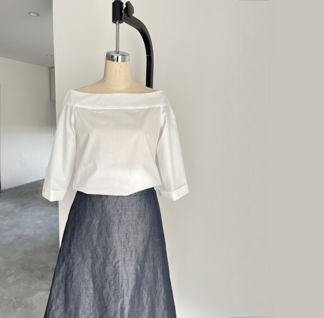 オフショルダー　袖の長さが上品で落ち着いた印象