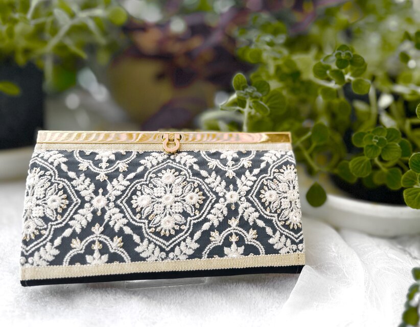 黒サテンに白刺繍を重ねた、華やぎの長財布 No.163 | iichi 日々の