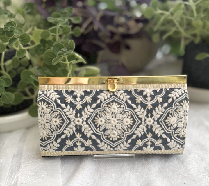 黒サテンに白刺繍を重ねた、華やぎの長財布 No.163 | iichi 日々の
