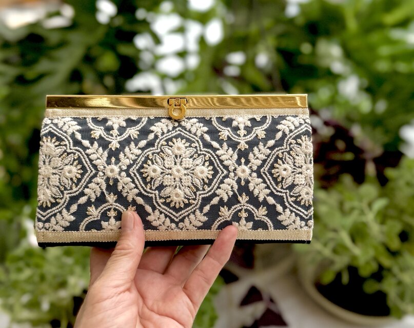 黒サテンに白刺繍を重ねた、華やぎの長財布 No.163 | iichi 日々の