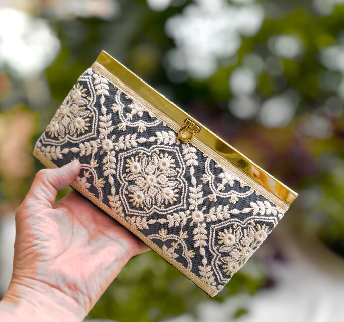 黒サテンに白刺繍を重ねた、華やぎの長財布 No.163 | iichi 日々の
