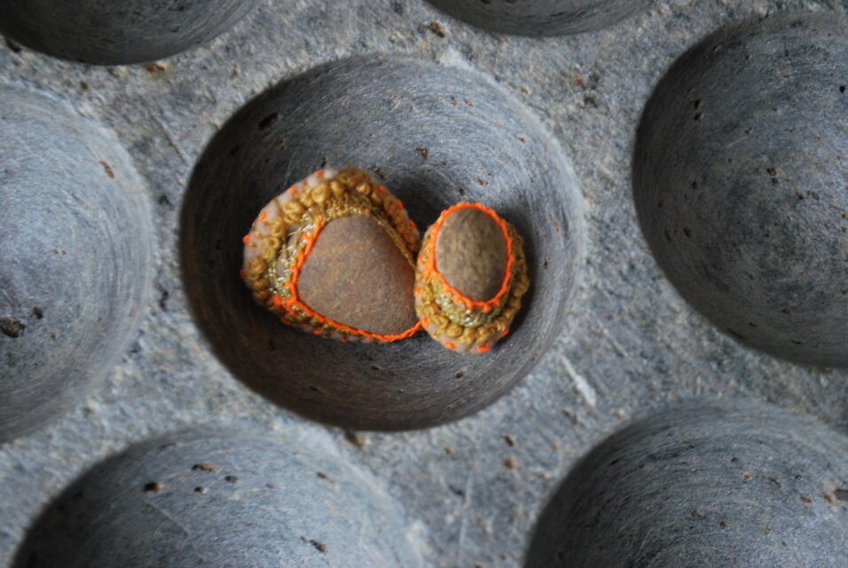 石を包みこんだ左右非対称なピアス　蛍光オレンジ