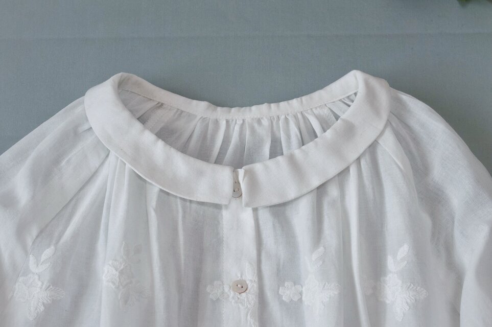 コットン100%立体刺繍小衿付きバルーンスリーブ大人可愛い長袖トップス