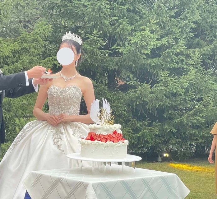 実例写真！ウェディングドレス ベアトップ キラキラのハンドビーディング プリンセスライン ロングトレーン 拳式