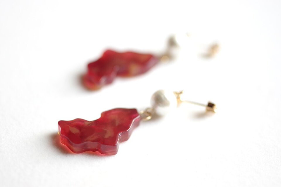 レジンアート　凹凸モチーフとコットンパールのピアス〈虹になれない蛇〉