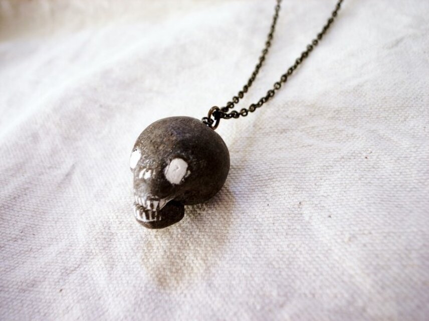 黒いガイコツのネックレス